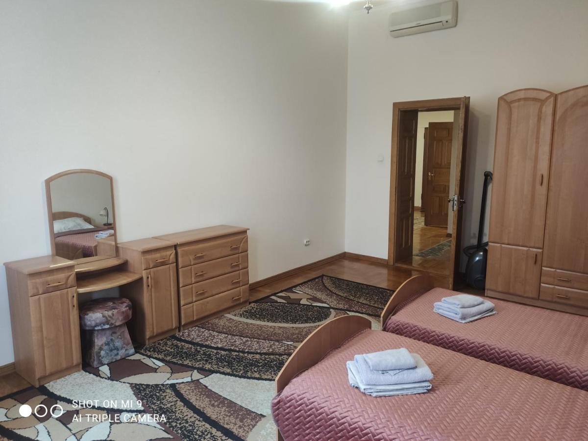 Apartments Domovik ,Kirilla I Mefodiya, 5 Munkács Kültér fotó