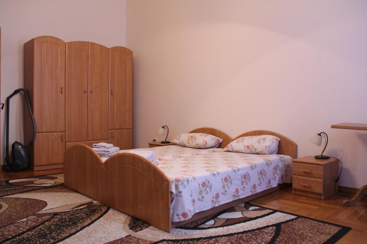 Apartments Domovik ,Kirilla I Mefodiya, 5 Munkács Kültér fotó