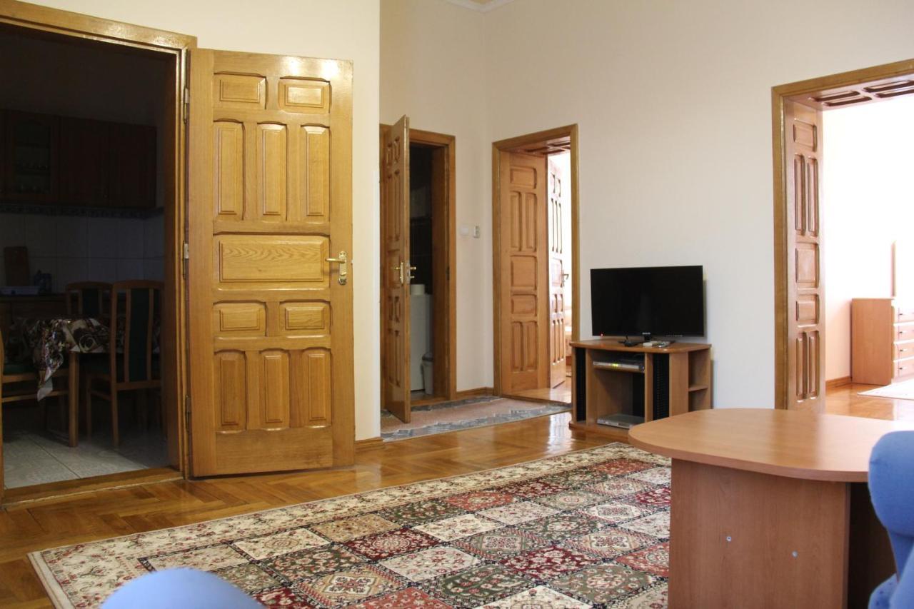 Apartments Domovik ,Kirilla I Mefodiya, 5 Munkács Kültér fotó