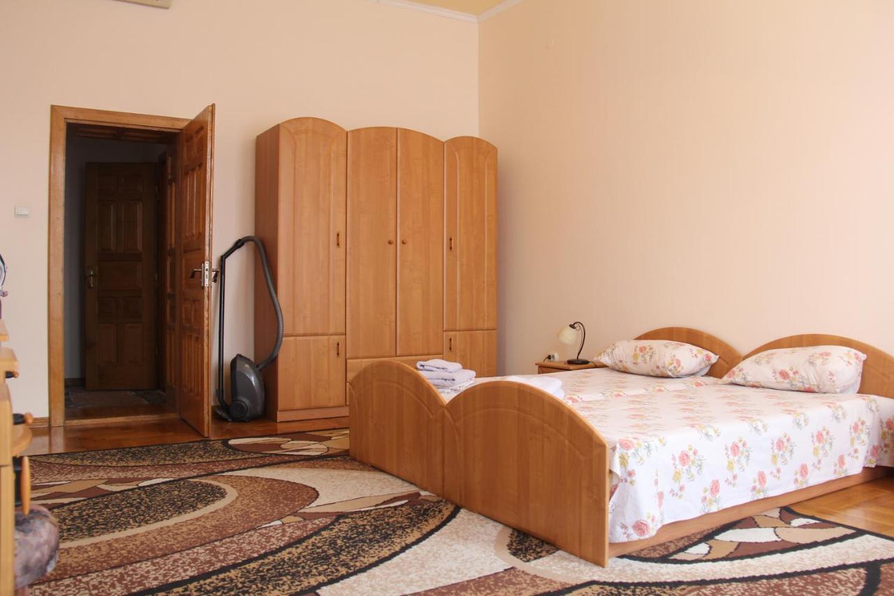 Apartments Domovik ,Kirilla I Mefodiya, 5 Munkács Kültér fotó