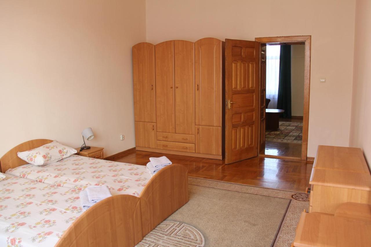 Apartments Domovik ,Kirilla I Mefodiya, 5 Munkács Kültér fotó