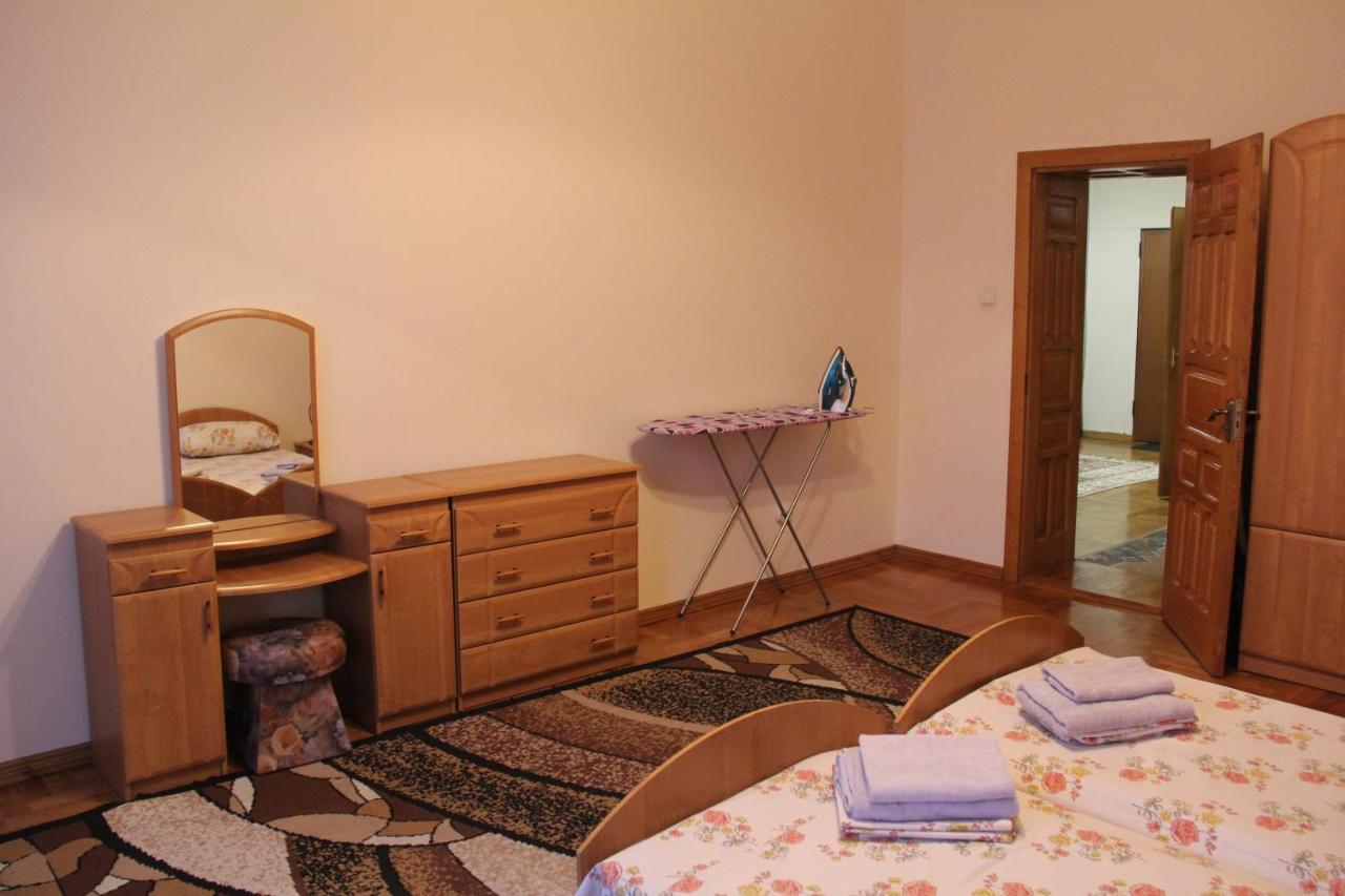 Apartments Domovik ,Kirilla I Mefodiya, 5 Munkács Kültér fotó